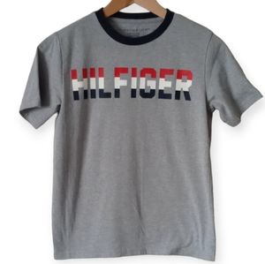 TOMMY HILFIGER YOUTH BOYS' SHORT SLEEVE LOGO T-SHIRT. SIZE M (12-14).GRAY